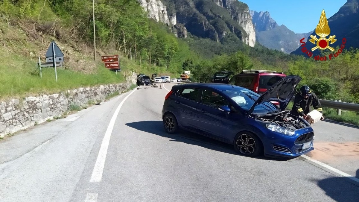 Schianto tra due auto sulla Regionale: 4 feriti, tra cui un minore - 