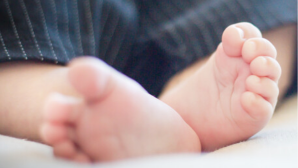 Neonato rischia di morire soffocato: infermiere del 118 al telefono e mamma lo salvano - 