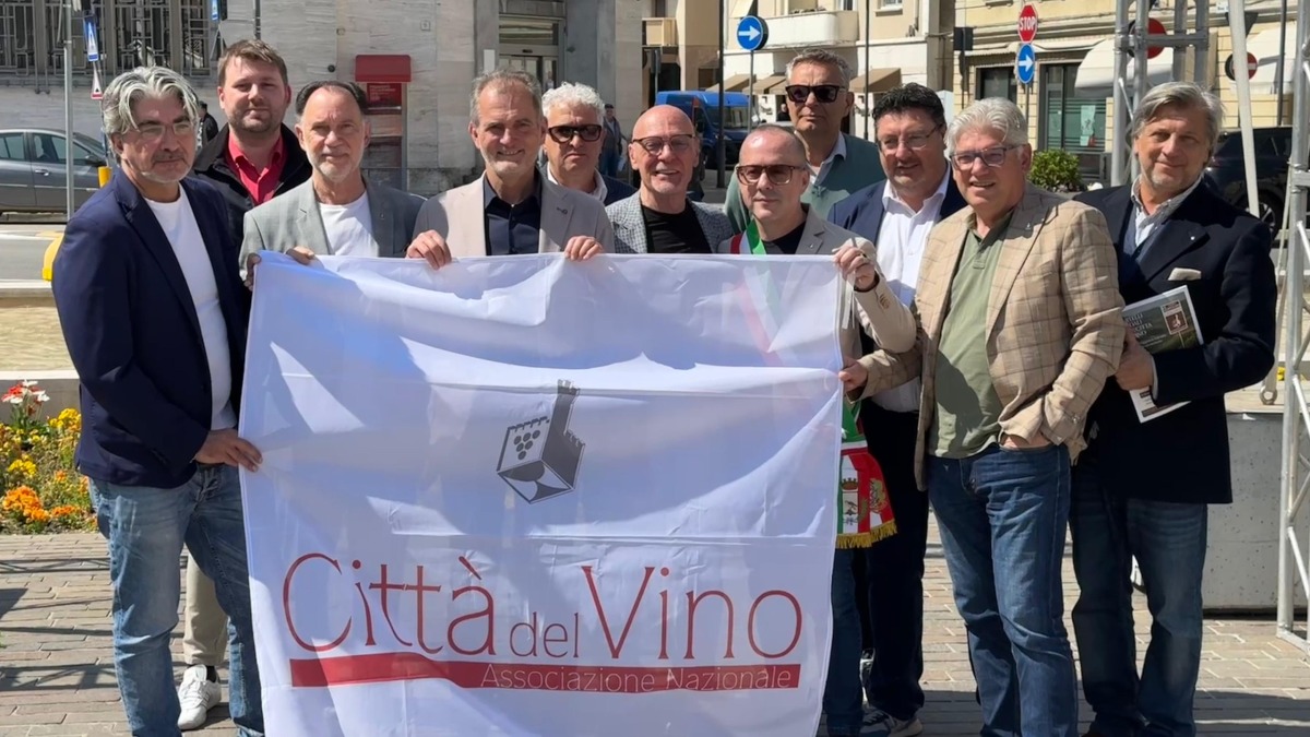 Monfalcone entra nella rete delle Città del Vino, consegnata la bandiera ufficiale - 