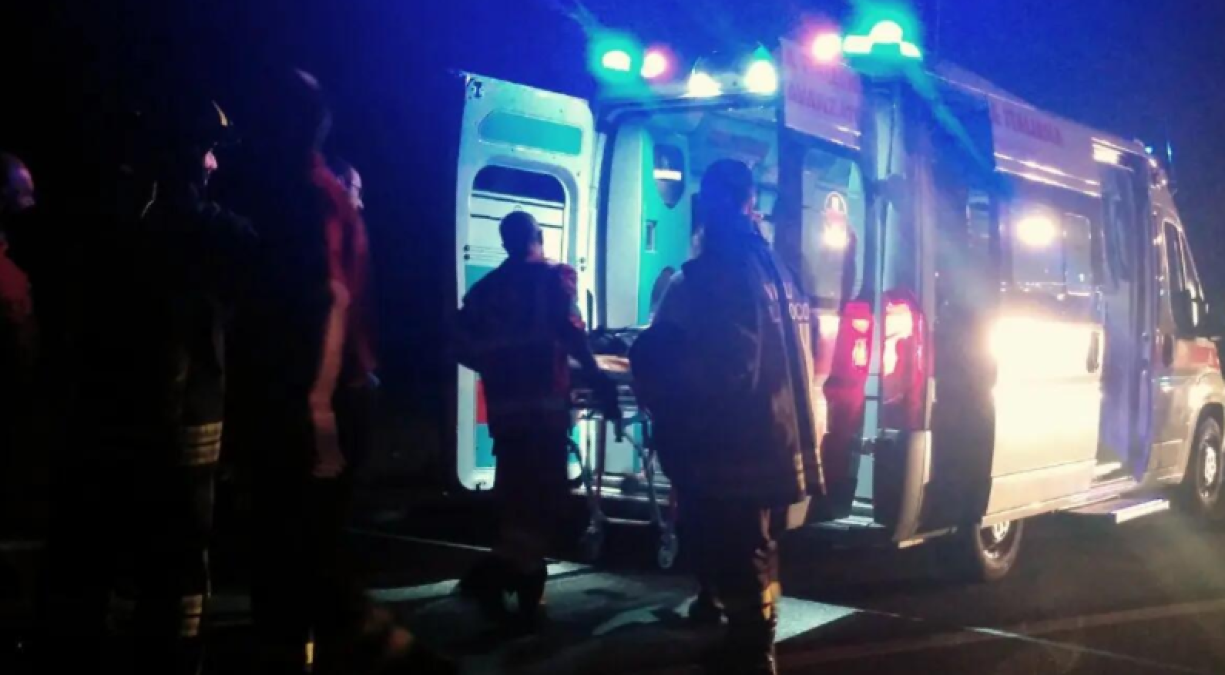 Violento incidente tra due auto nella notte: sei giovani feriti - 