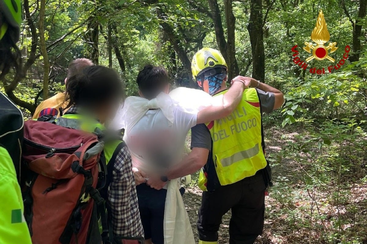 Ciclista ferito dopo una brutta caduta sul Carso: soccorso lungo il sentiero  - 