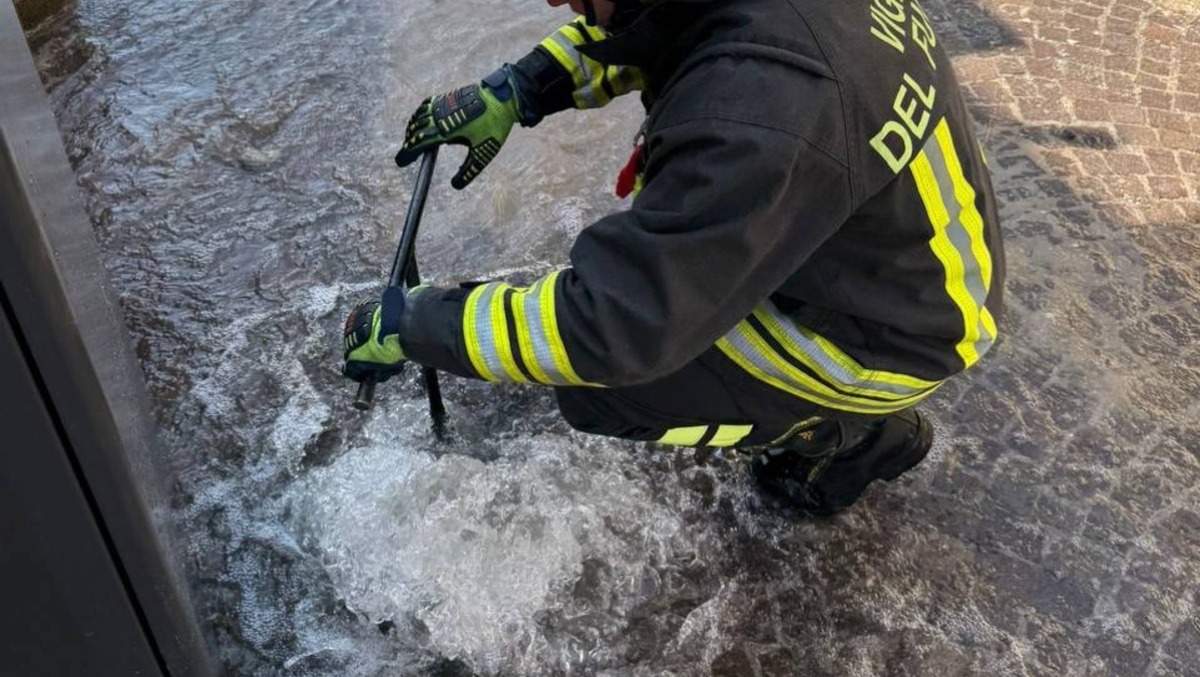 Si rompe un tubo dell'acqua nel centro storico di Caorle, strada chiusa e disagi | FOTO - 