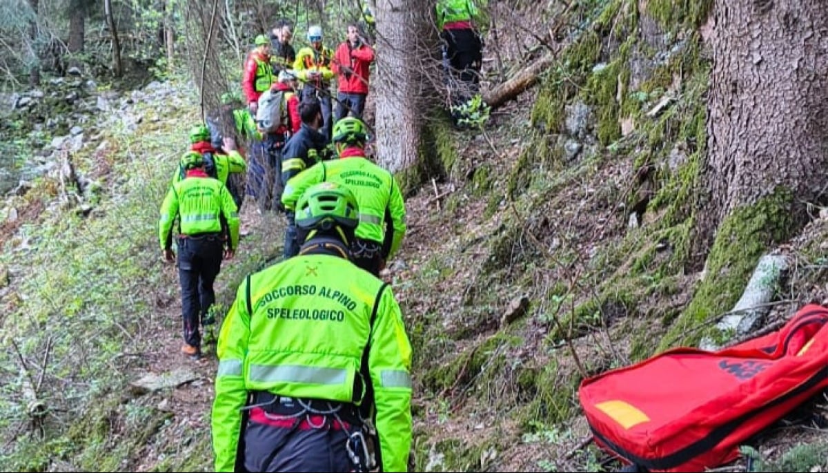 Esce per una passeggiata, ma non fa rientro: trovato senza vita dopo una notte di ricerche
