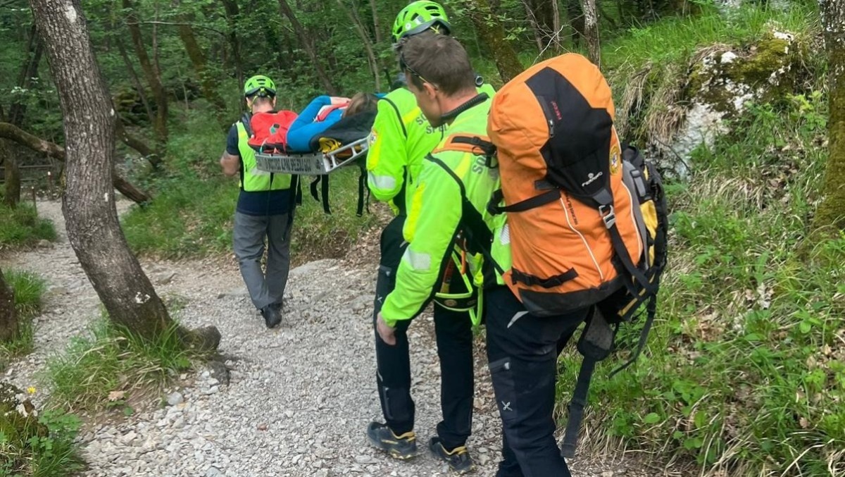 Cade sul sentiero in Val Rosandra: donna soccorsa - 