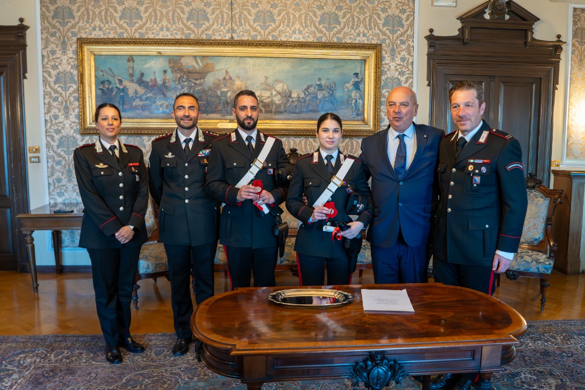 Sta per buttarsi dal balcone, i Carabinieri la salvano: premiati dal Comune di Trieste - 