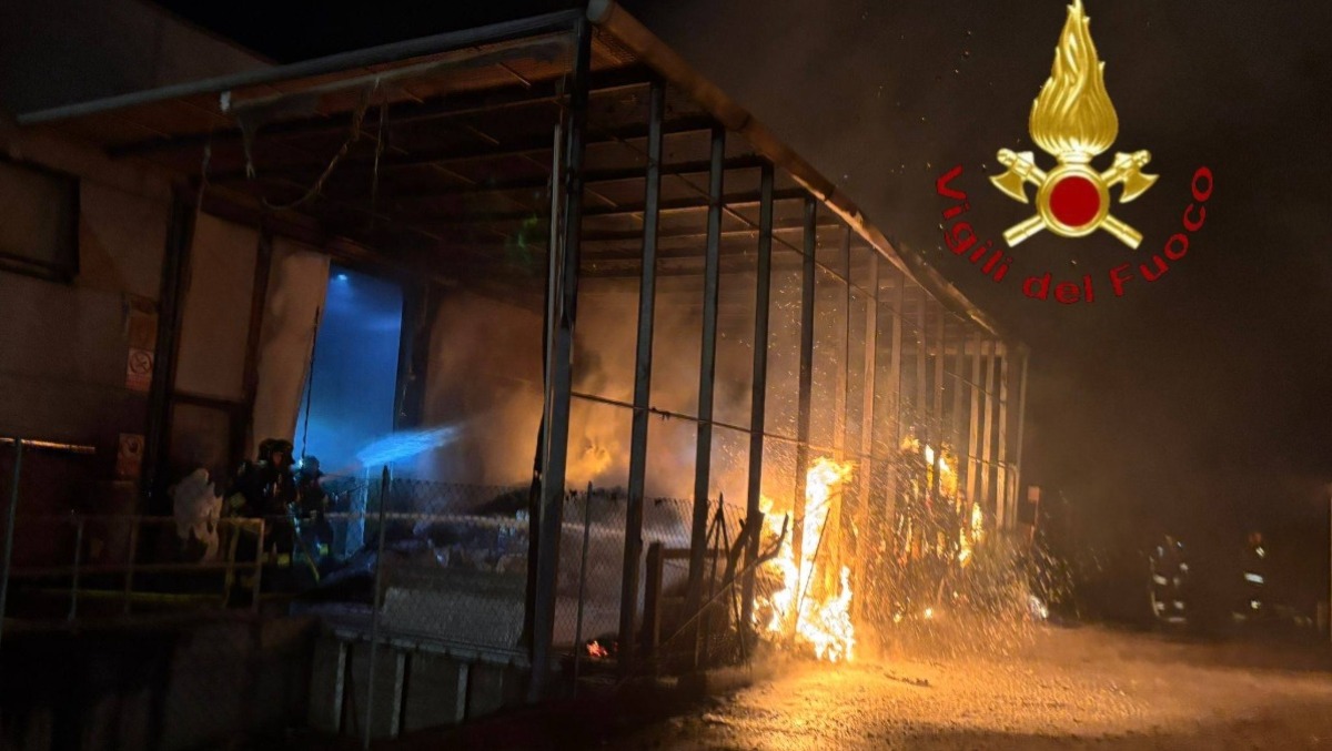 Maxi incendio in un deposito: colonna di fumo visibile a distanza - 