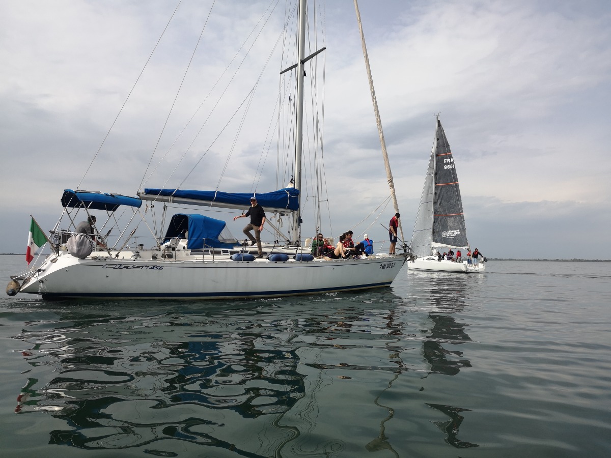 Imparare la scienza navigando: 121 studenti a lezione in barca a vela - 