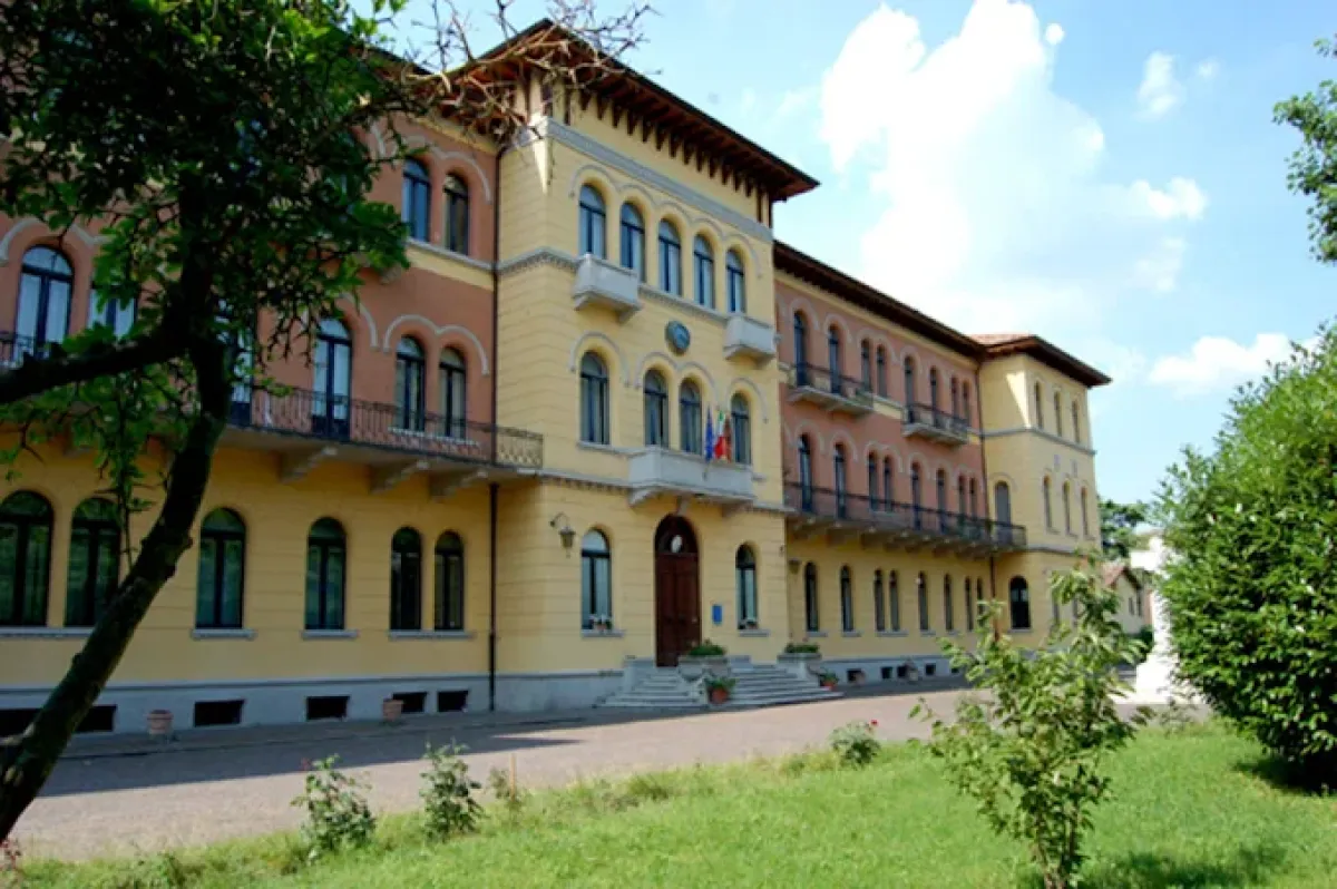 Rapina davanti alla scuola: studenti minacciati con un coltello, denunciati 3 minorenni - 