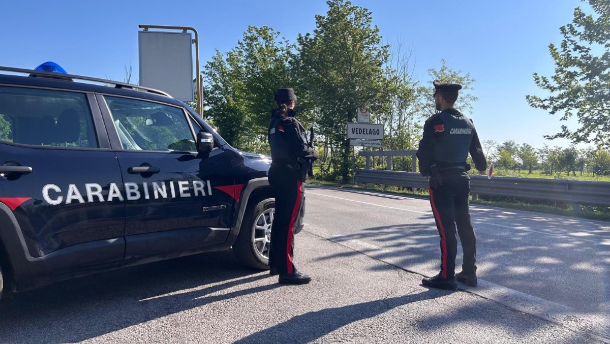 Tentano il colpo nel negozio per 1300 euro, ma i carabinieri sono più veloci: arrestati 2 serbi