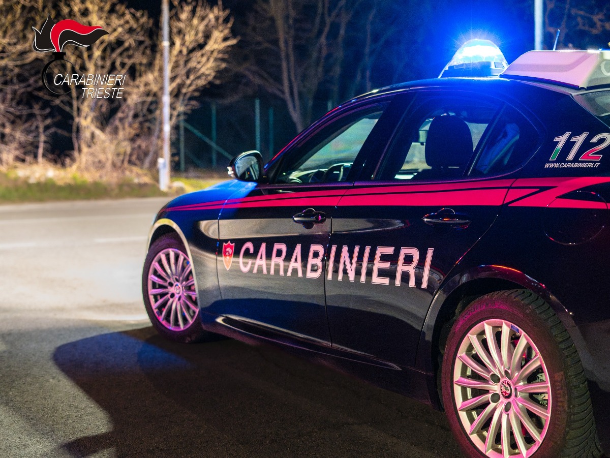 Sospesa nel vuoto oltre la ringhiera al sesto piano: 84enne salvata dai carabinieri - 