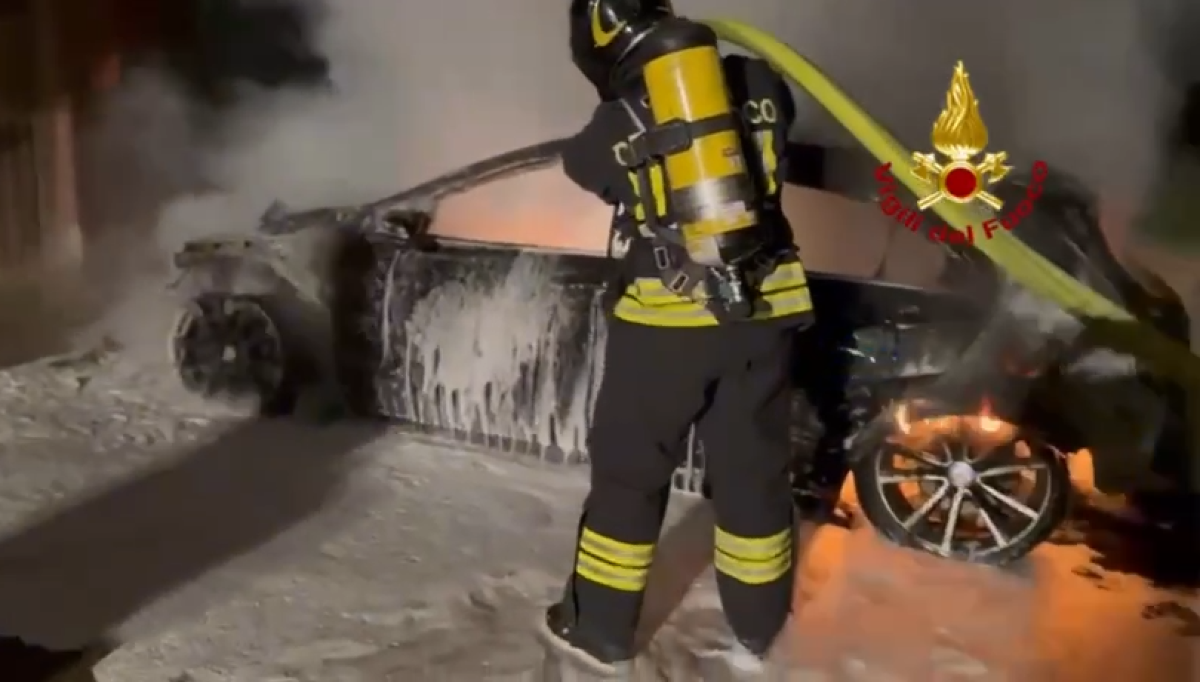 Auto avvolta dalle fiamme nella notte, il rogo minaccia le case | VIDEO - 
