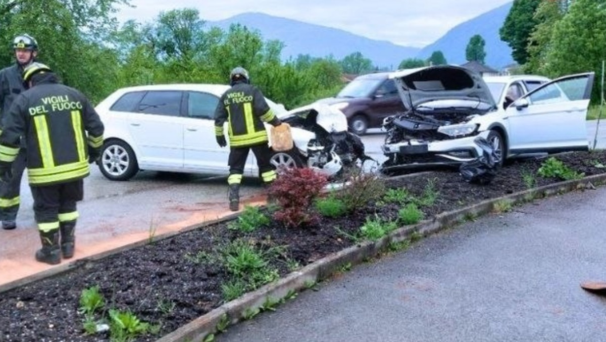 Violento scontro frontale tra due auto, un ferito bloccato tra le lamiere | FOTO - 