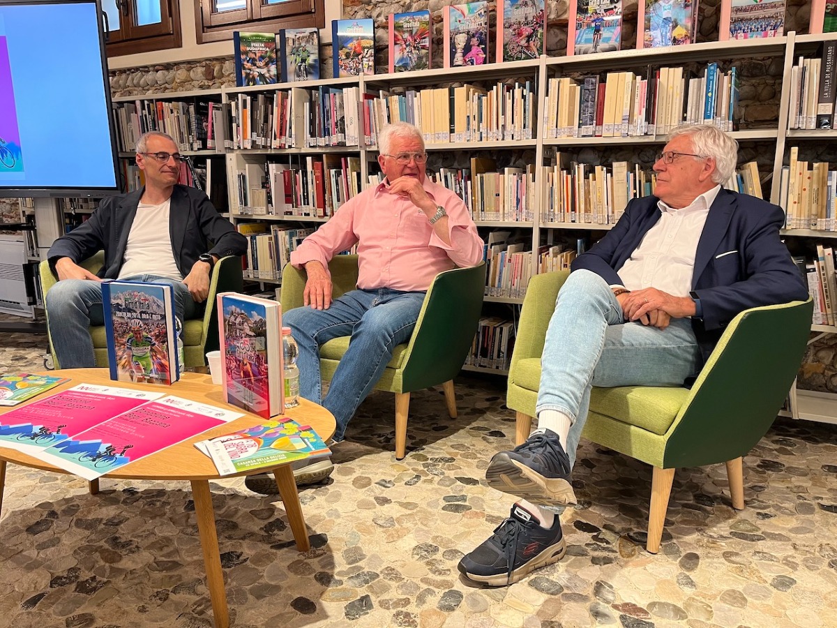 Casarsa, Bepi Bazzana dona alla biblioteca i volumi sul Giro in Friuli - 