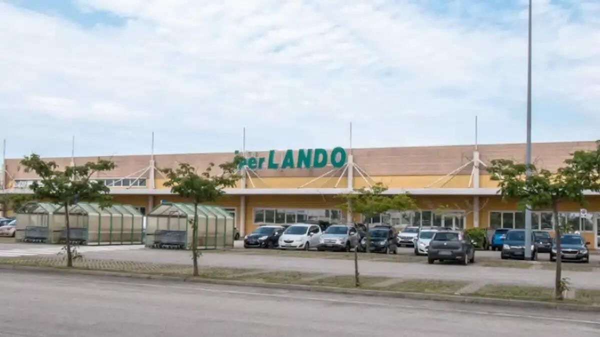 Ruba al supermercato e minaccia con una siringa i vigilantes: arrestato  - 