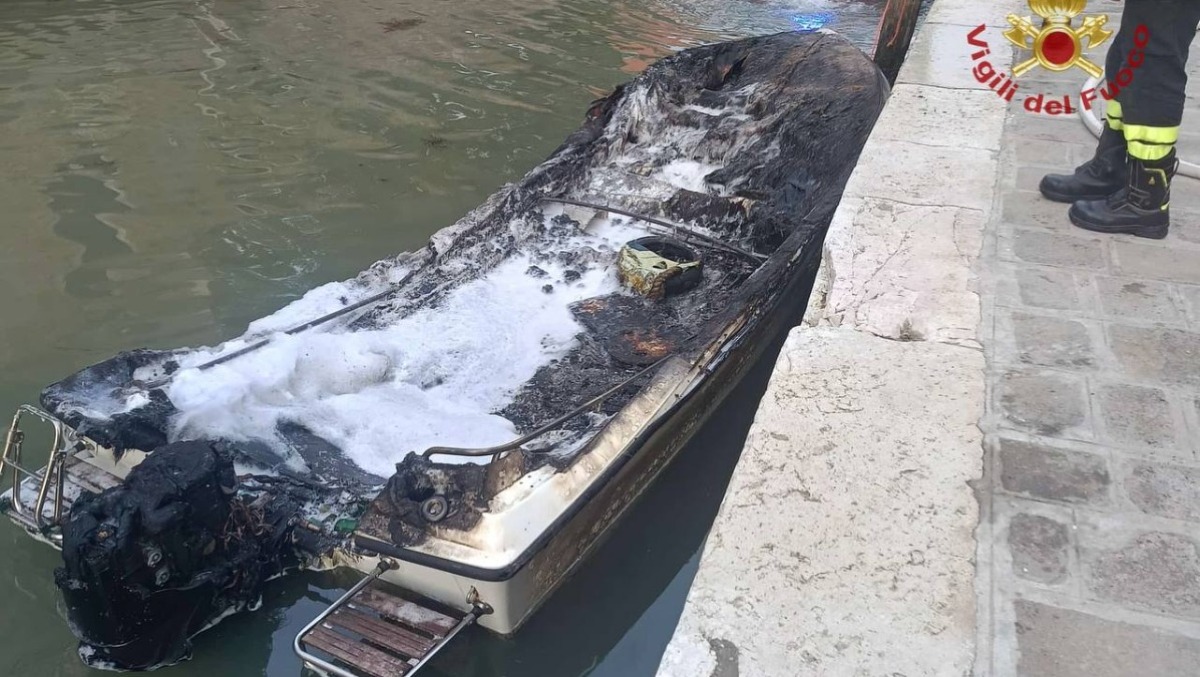 Cannaregio, incendio su una barca all’alba: il proprietario resta ustionato - 