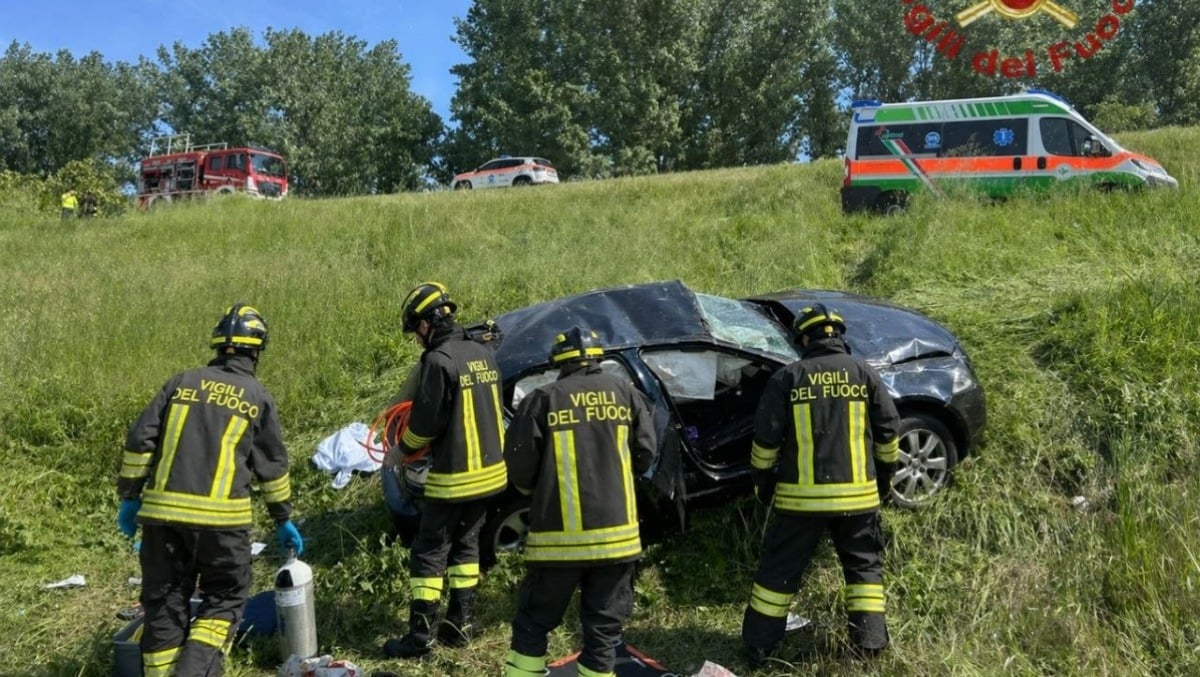 Canaro, schianto sulla strada arginale del Po: una ragazza perde la vita - Le immagini dell'incidente
