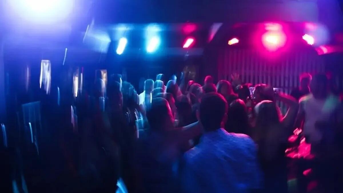 Choc in discoteca: 19enne trans aggredita da un gruppo di trenta ragazzi - 