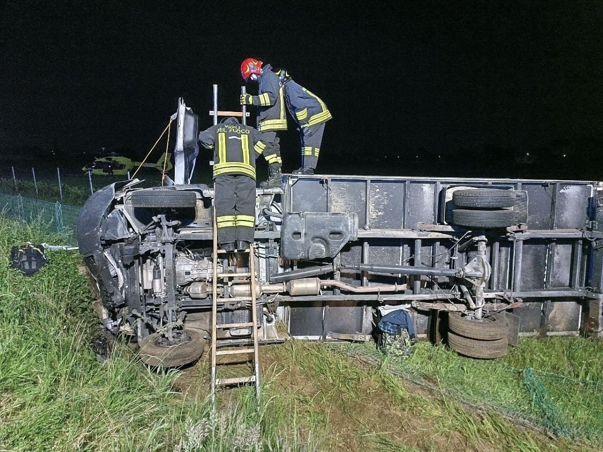 A23, furgone si rovescia nella notte a Tissano: due occupanti bloccati nell’abitacolo - 