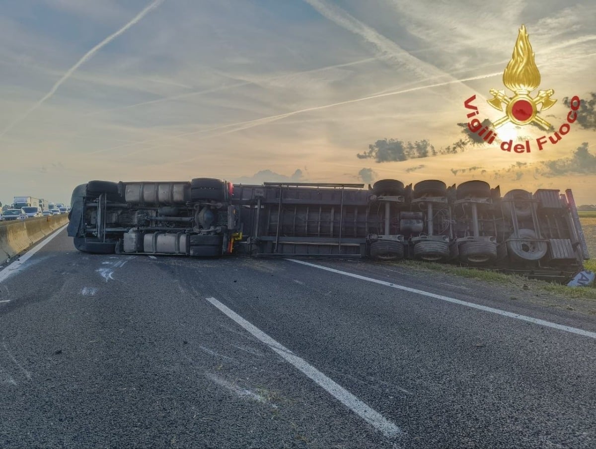 A13, camion con un carico di scooter si ribalta a Occhiobello: chiusa la carreggiata verso nord - 