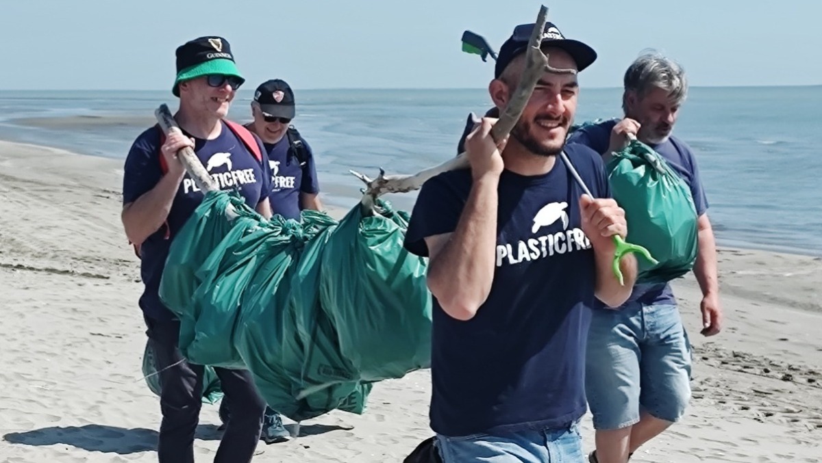 Barricata, giornata ecologica sul litorale: in 150 raccolgono circa due tonnellate di rifiuti - 