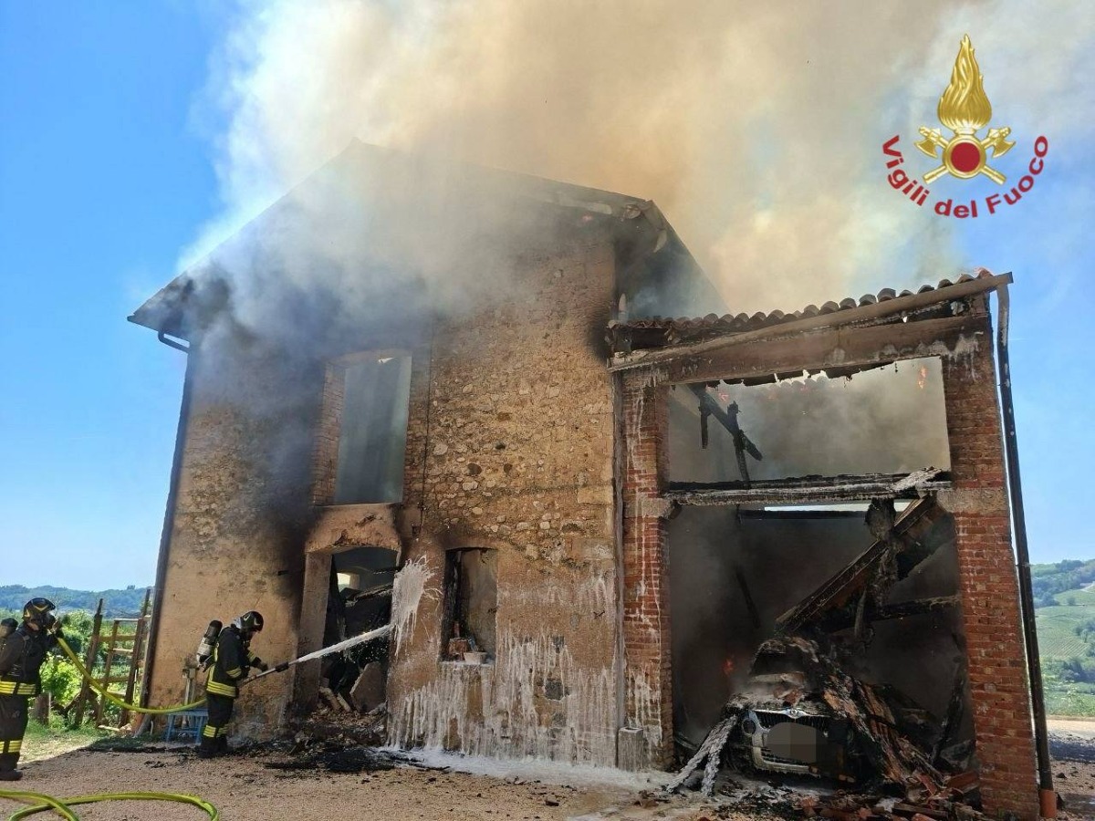 Formeniga, fiamme in una legnaia: danneggiata anche un’auto - 