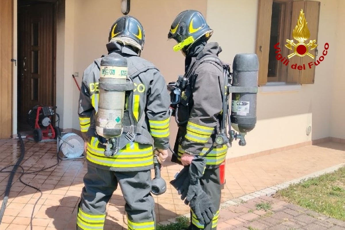 Fiamme in una casa a schiera a Corva di Azzano Decimo: appartamento non utilizzabile - 