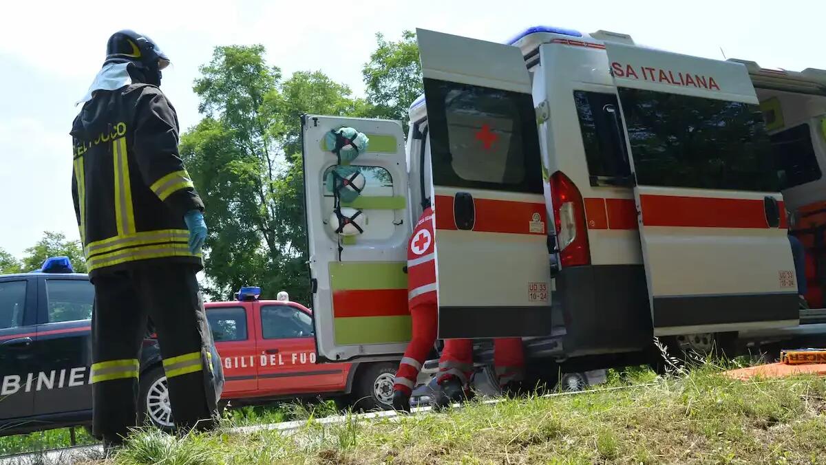 Tragedia nei campi: agricoltore muore schiacciato dal trattore - 