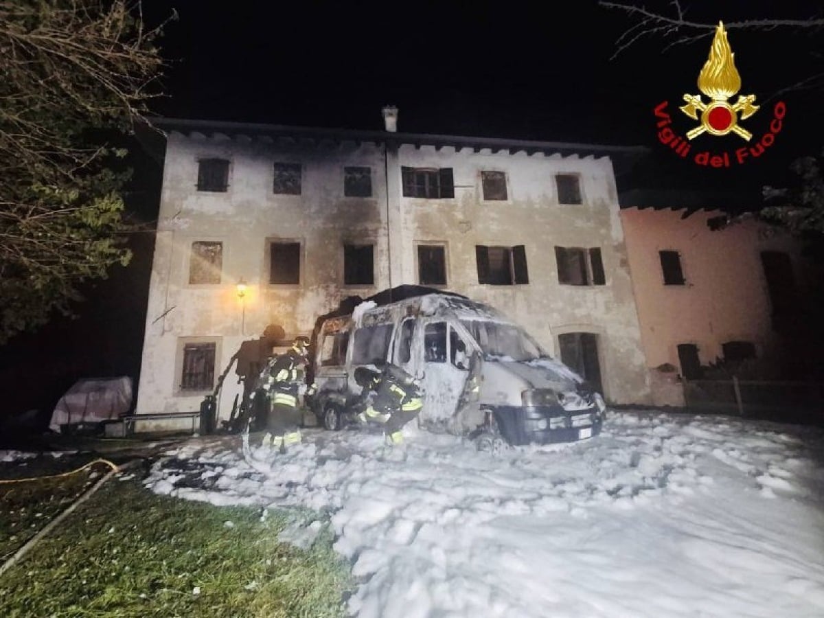 Notte di paura a Conegliano: camper divorato dalle fiamme, intervento dei vigili del fuoco fino all’alba - 