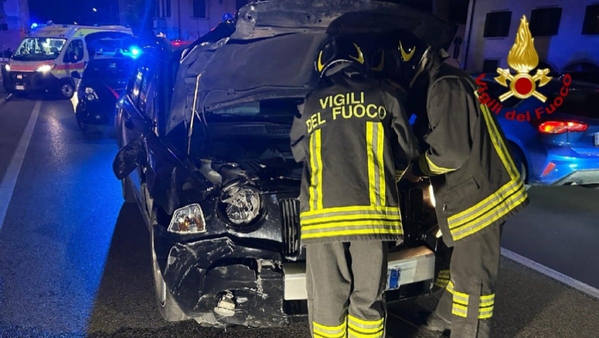 Incidente a Udine: scontro tra auto e microcar, donna soccorsa dai Vigili del fuoco - 