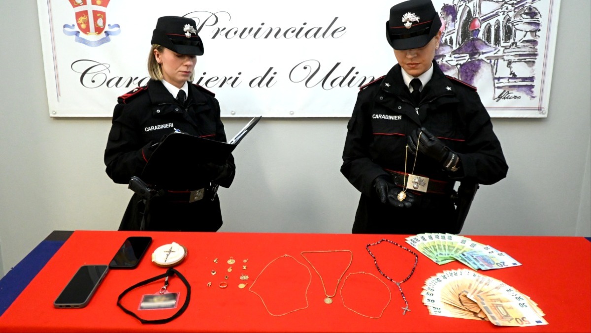 Udine, finto carabiniere al telefono e complice alla porta: due giovani fermati dopo la consegna di soldi e oro