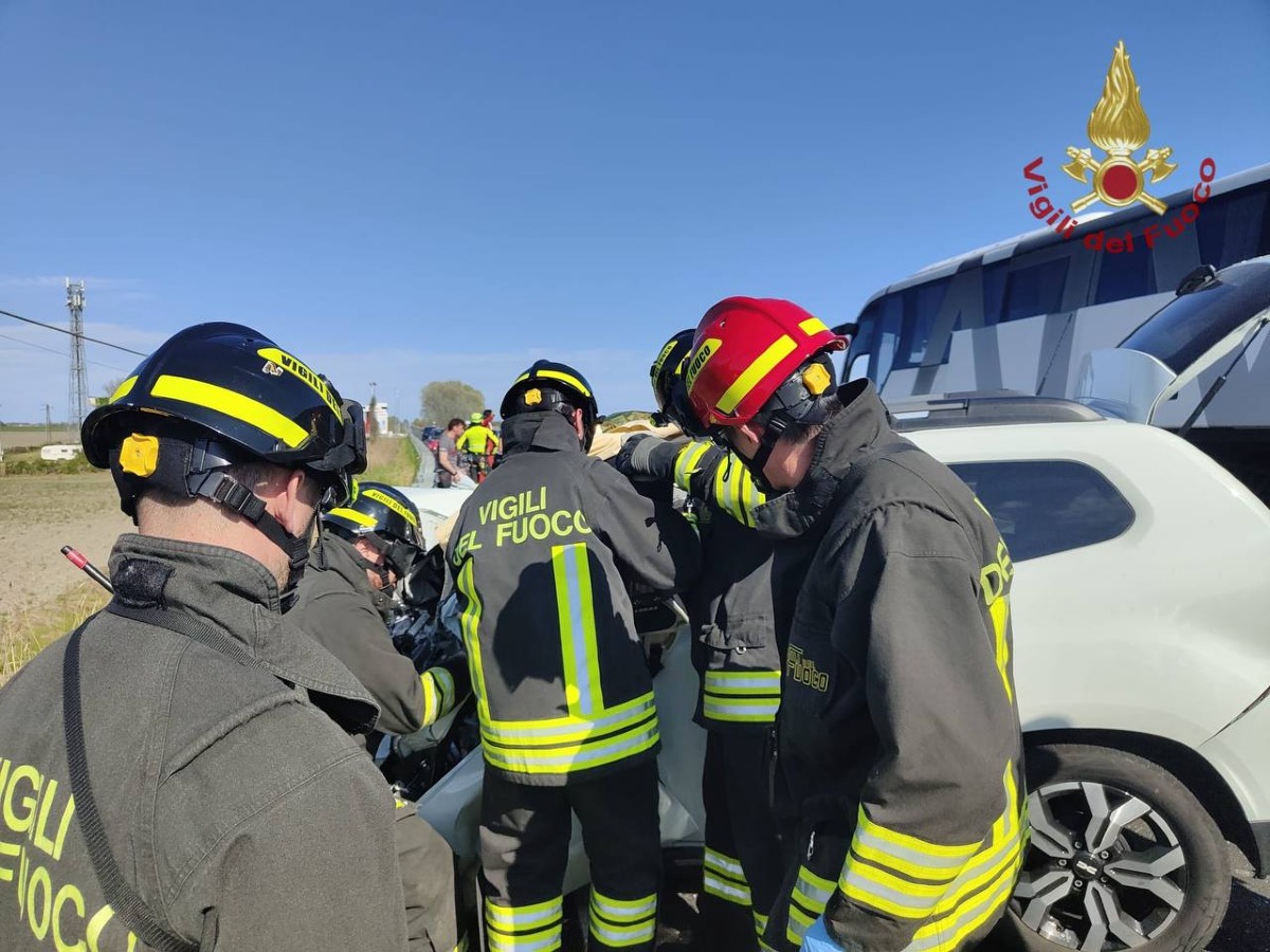 TRAGEDIA SULLA SP43: AUTO CONTRO BUS ATVO, UN MORTO E DIVERSI FERITI