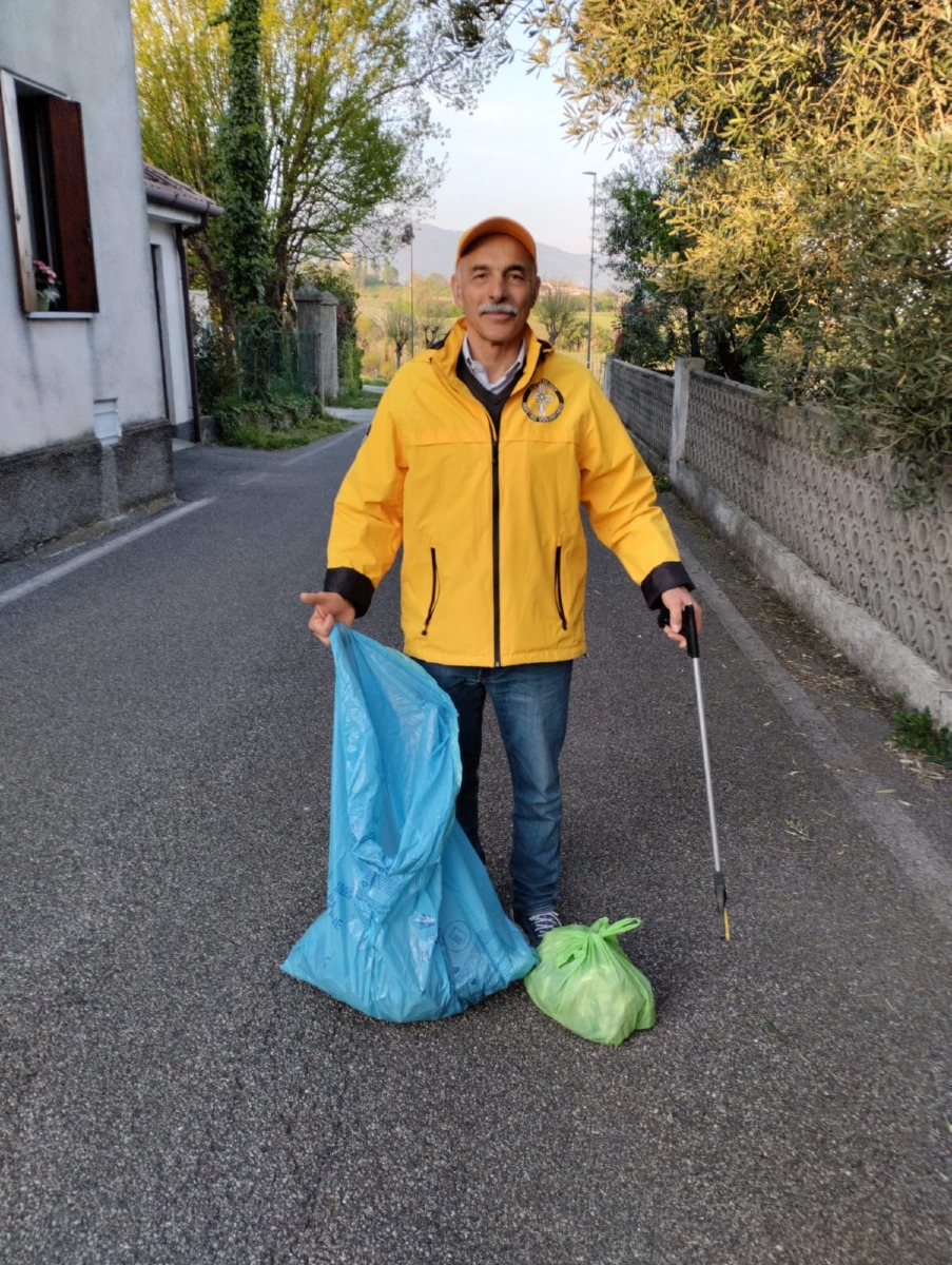 Passeggiata di Pasquetta raccogliendo i rifiuti