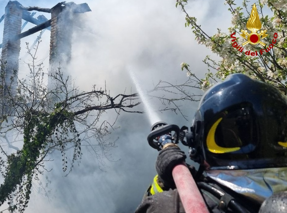  CEOLINI DI FONTANAFREDDA (PN) - INCENDIO FIENILE 