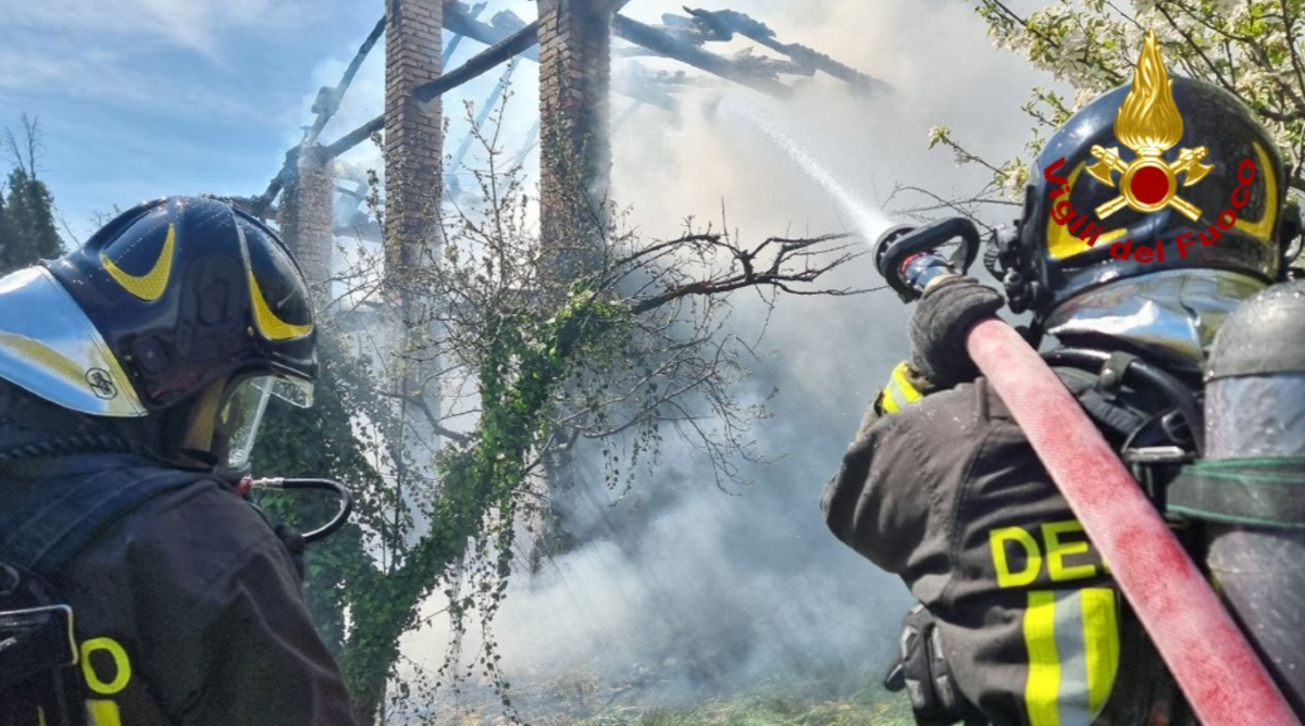  CEOLINI DI FONTANAFREDDA (PN) - INCENDIO FIENILE 