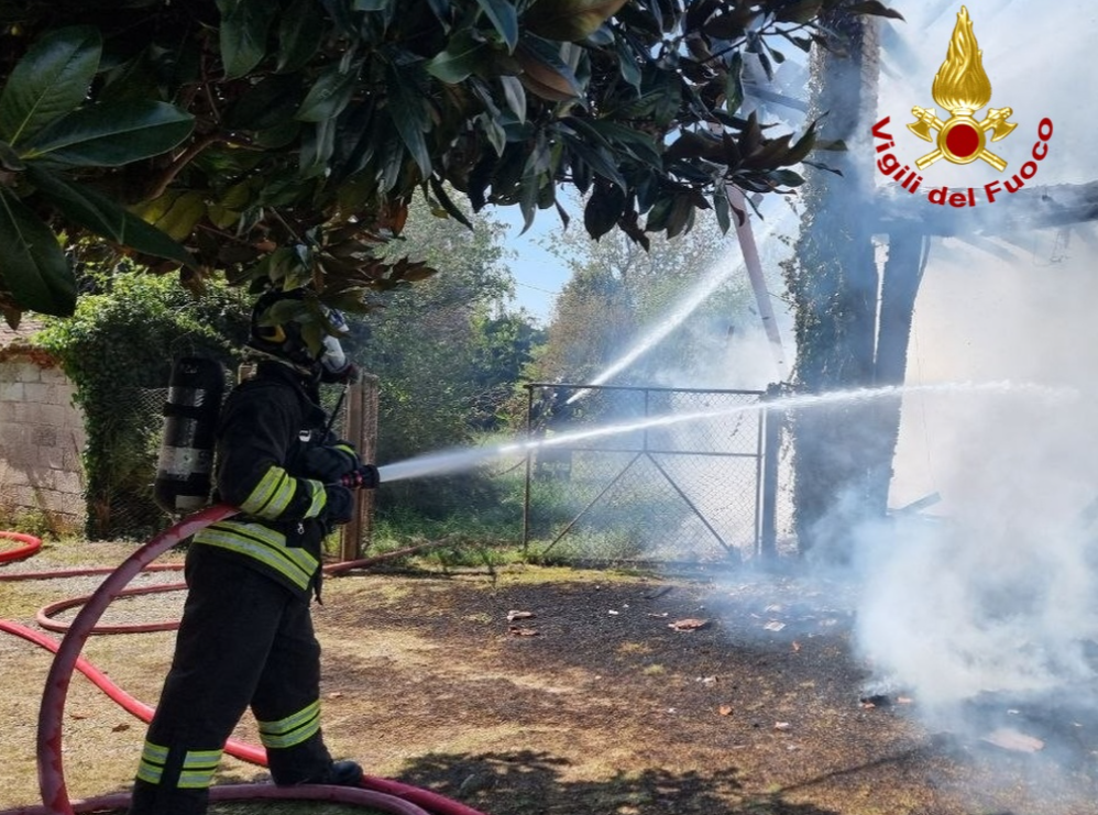  CEOLINI DI FONTANAFREDDA (PN) - INCENDIO FIENILE 