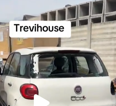 L'auto presa a mazzate