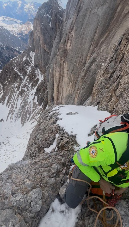 Intervento di recupero per una parapendista bloccata in parete sul Piccolo Vernel (Marmolada)