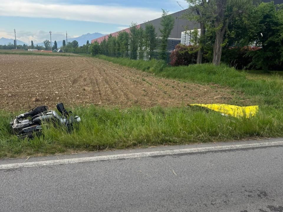 Tragedia a Povoletto, motociclista finisce fuori strada: inutili i soccorsi
