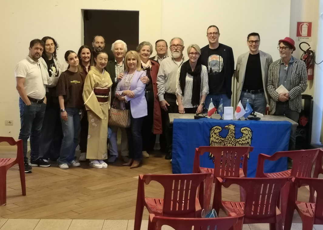 Christian Romanini ospite del Fogolâr Furlan di Bologna al termine della presentazione con il pubblico intervenuto