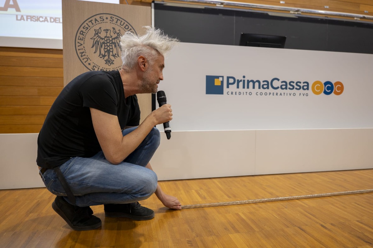 OLTRE 300 STUDENTI A LEZIONE CON VINCENZO SCHETTINI: FISICA, MEMORIA E FUTURO A UDINE CON PRIMACASSA FVG