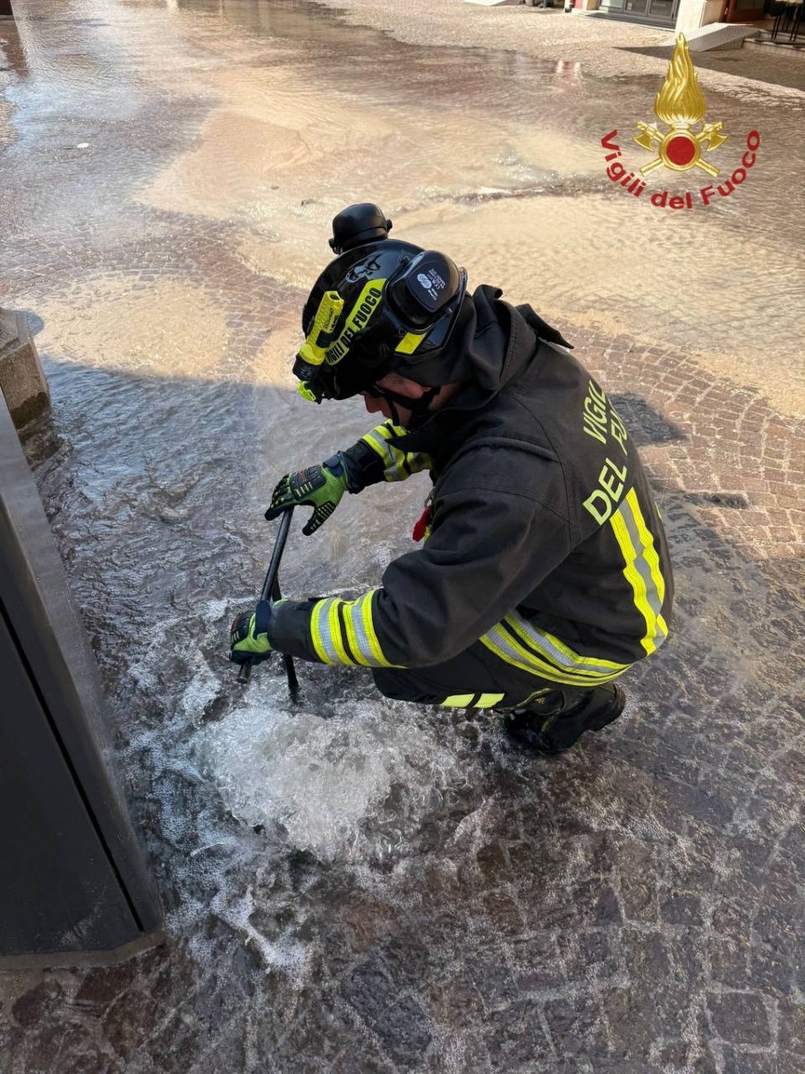 CAORLE (VE), ROTTURA DI UNA TUBAZIONE IDRICA IN CENTRO STORICO