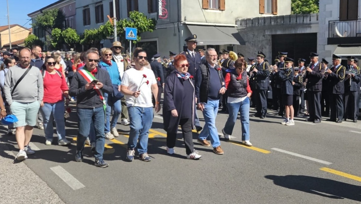 Primo Maggio sul Carso, Rojc al corteo con il garofano rosso - 