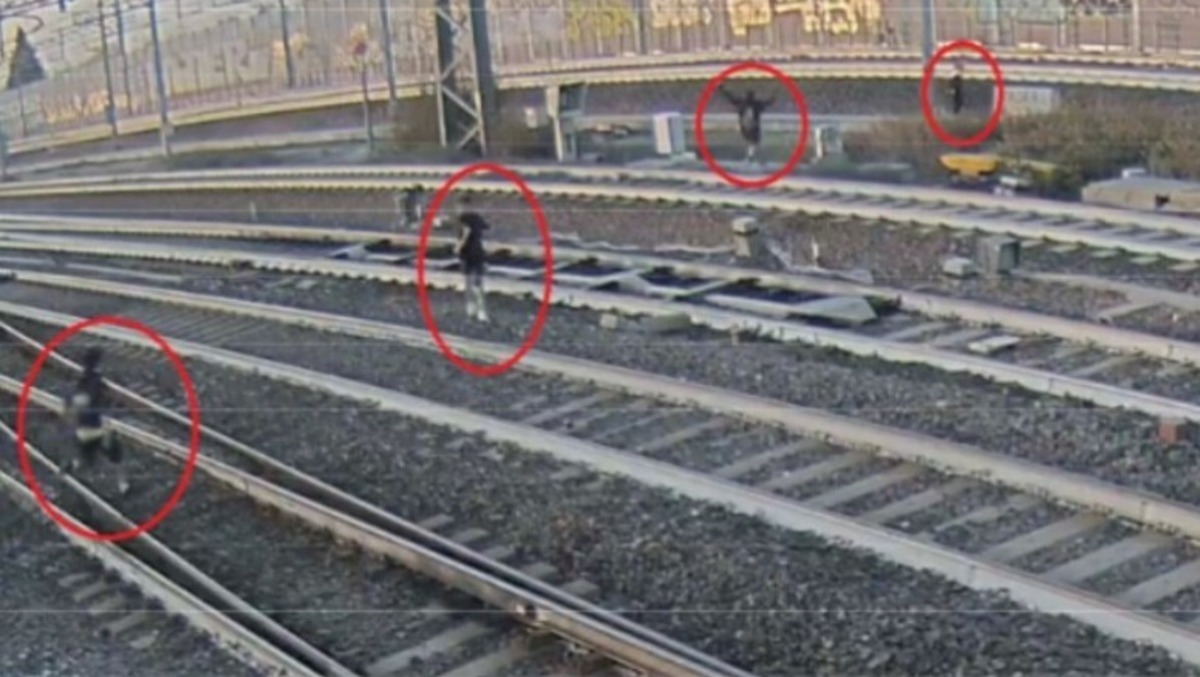Follia sui binari: ragazzini si scattano selfie, linea Milano-Venezia in tilt - 