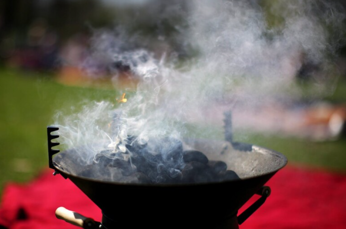 Dramma durante la grigliata del Primo maggio: travolta dalle fiamme del barbecue - 