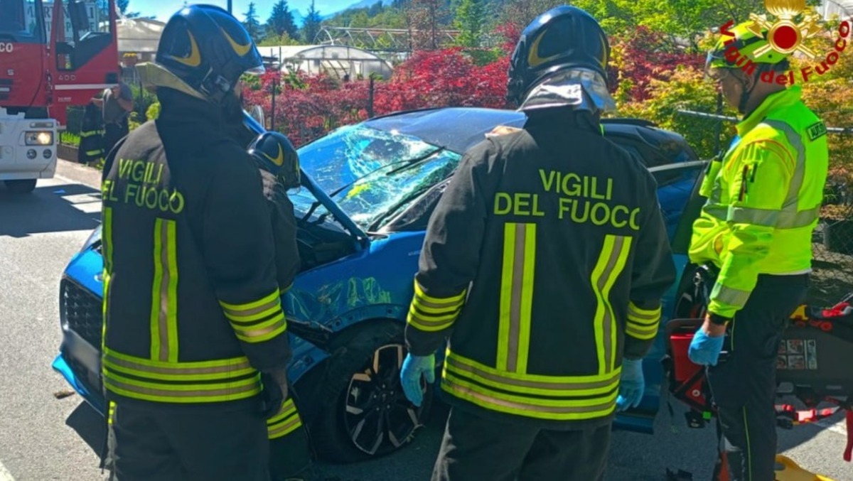 Auto fuori strada, schianto contro un albero: conducente e cane estratti dai Vigili del Fuoco - 