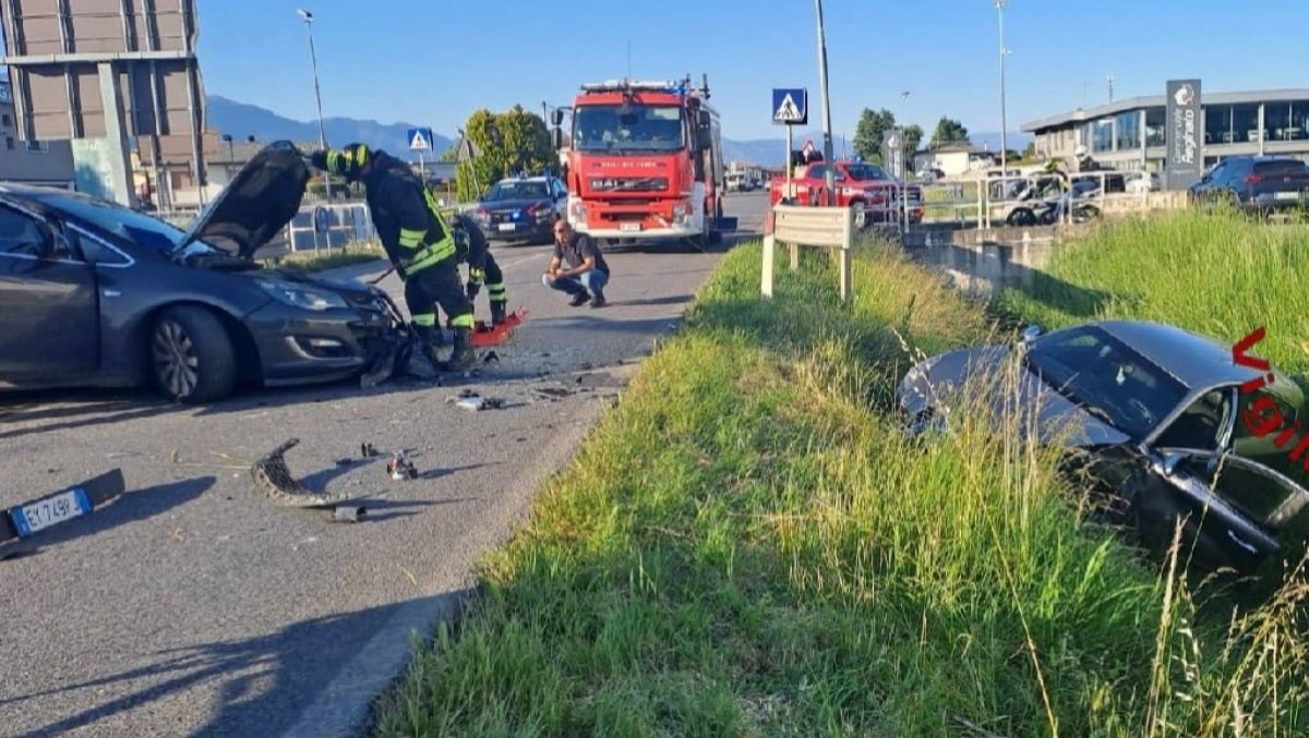 Tremendo scontro tra due auto, una finisce nel fossato: 6 feriti, 2 sono bambini - 