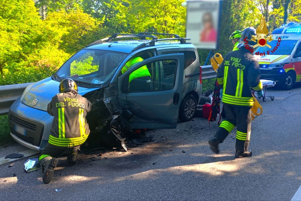 Schianto tra due auto, cinque persone incastrate  - 