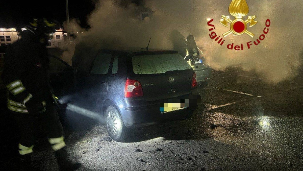 Fiamme e fumo nel cuore della notte: auto divorata dall’incendio - Le immagini