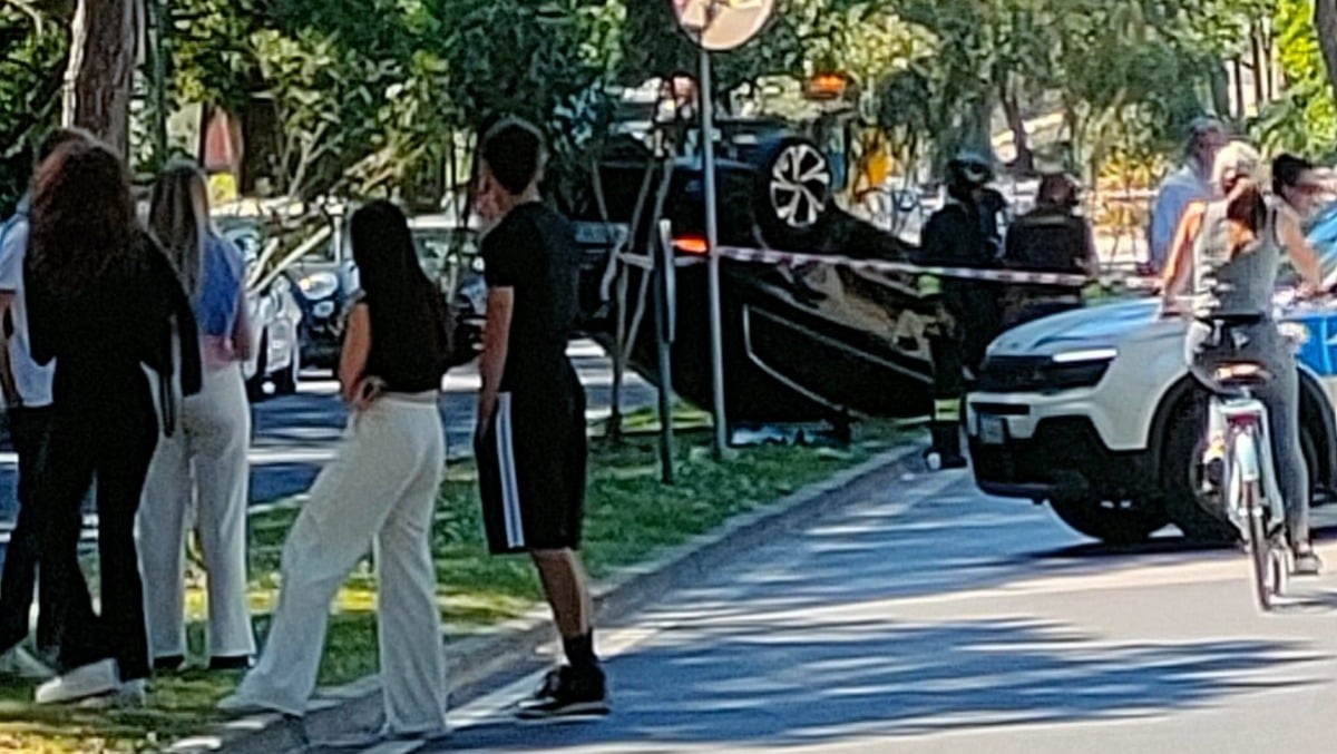 Schianto a Lignano Sabbiadoro, auto si ribalta in Viale Centrale - 