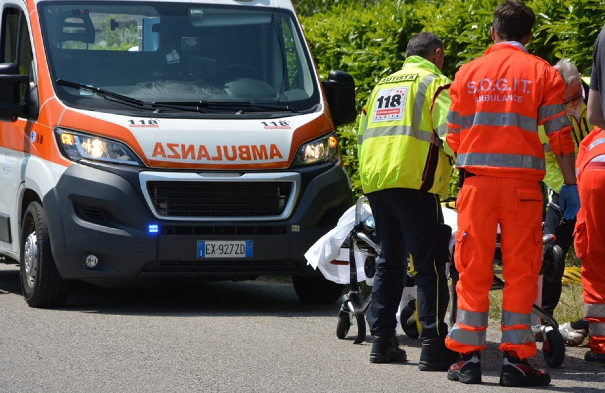Tragedia in centro: precipita dal quinto piano e muore - 